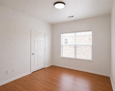 320 Woodgrove Drive - Photo Thumbnail 7
