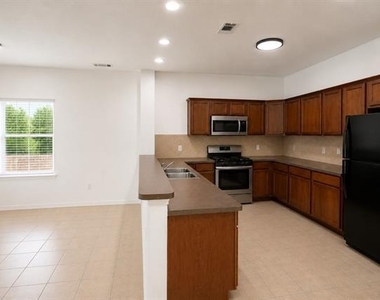 320 Woodgrove Drive - Photo Thumbnail 4