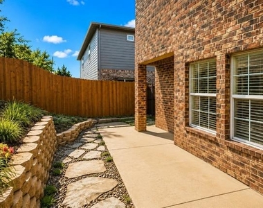 320 Woodgrove Drive - Photo Thumbnail 12