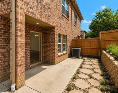 320 Woodgrove Drive - Photo Thumbnail 13