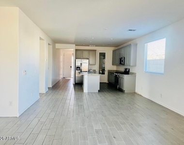 3637 S 57th Lane - Photo Thumbnail 5