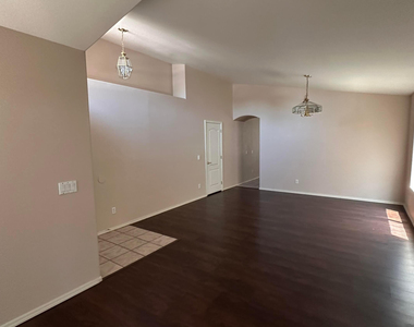1616 W Kesler Lane - Photo Thumbnail 2