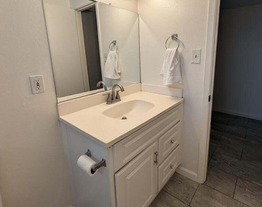 1711 S Hardy Drive - Photo Thumbnail 12