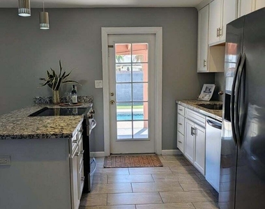 1711 S Hardy Drive - Photo Thumbnail 7