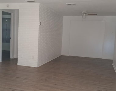 131 E Camphor Street - Photo Thumbnail 4