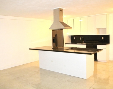 1920 N 65th Way - Photo Thumbnail 4