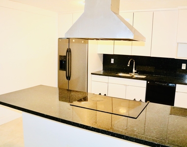 1920 N 65th Way - Photo Thumbnail 3