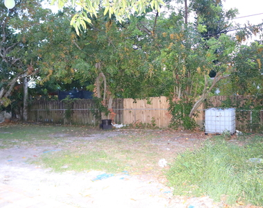 1920 N 65th Way - Photo Thumbnail 8