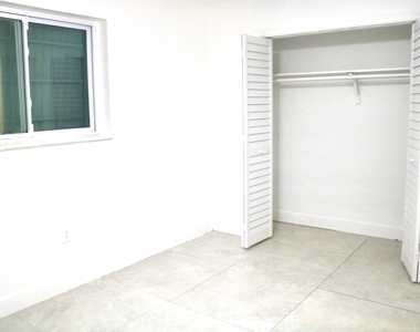 1920 N 65th Way - Photo Thumbnail 6