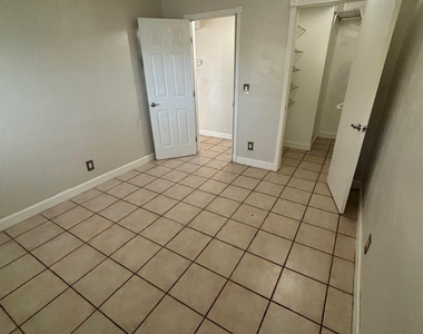 1301 N 12th Court - Photo Thumbnail 4