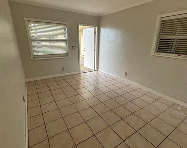 1301 N 12th Court - Photo Thumbnail 3