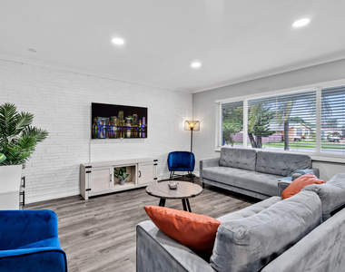 6860 Tyler Street - Photo Thumbnail 7