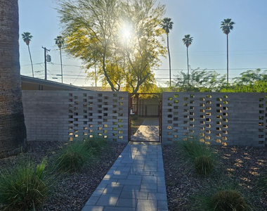 3326 N 66th Place - Photo Thumbnail 2