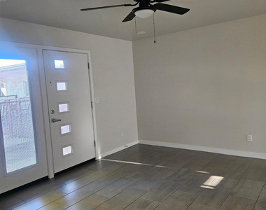 3326 N 66th Place - Photo Thumbnail 7