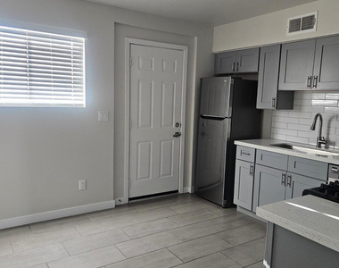 3326 N 66th Place - Photo Thumbnail 5