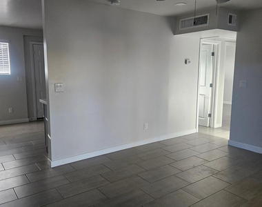 3326 N 66th Place - Photo Thumbnail 4