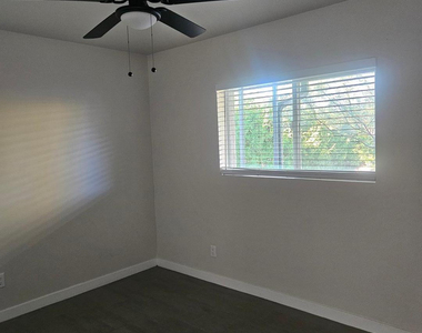 3326 N 66th Place - Photo Thumbnail 8