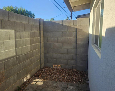 3326 N 66th Place - Photo Thumbnail 9