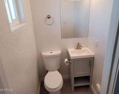 6713 E Cheery Lynn Road - Photo Thumbnail 10