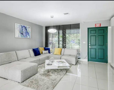 1905 N 45th Avenue - Photo Thumbnail 1