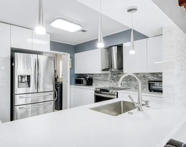1905 N 45th Avenue - Photo Thumbnail 3