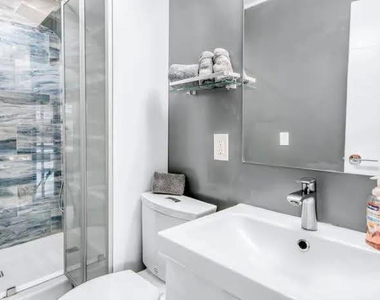 1905 N 45th Avenue - Photo Thumbnail 11