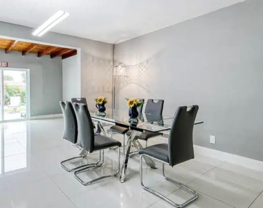 1905 N 45th Avenue - Photo Thumbnail 6