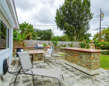 1905 N 45th Avenue - Photo Thumbnail 15