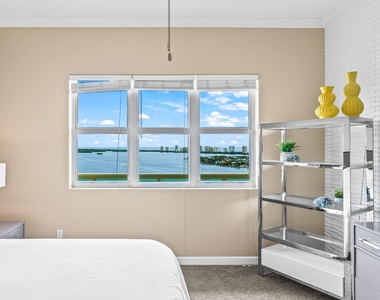 2650 Lake Shore Drive - Photo Thumbnail 11