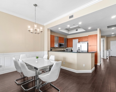 2650 Lake Shore Drive - Photo Thumbnail 6