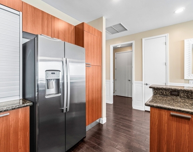 2650 Lake Shore Drive - Photo Thumbnail 5