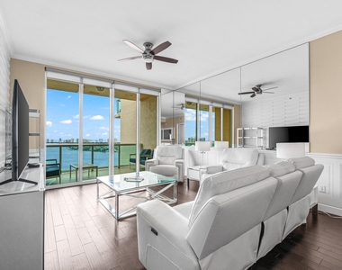 2650 Lake Shore Drive - Photo Thumbnail 7