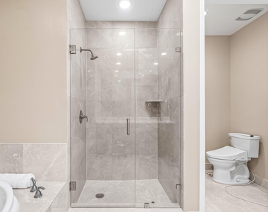 2650 Lake Shore Drive - Photo Thumbnail 15