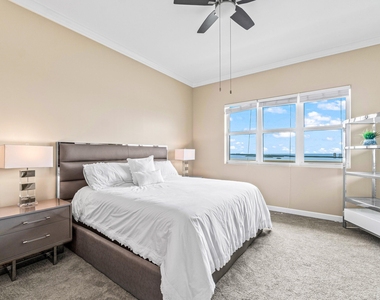 2650 Lake Shore Drive - Photo Thumbnail 9