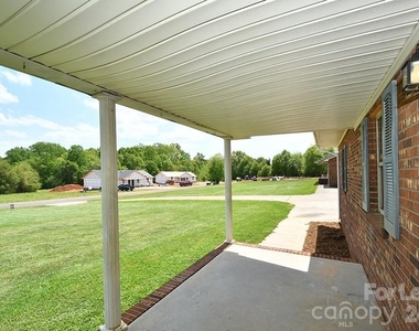 152 Glen Gar Drive - Photo Thumbnail 2