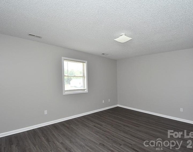 152 Glen Gar Drive - Photo Thumbnail 8