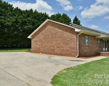 152 Glen Gar Drive - Photo Thumbnail 3