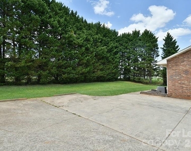 152 Glen Gar Drive - Photo Thumbnail 15