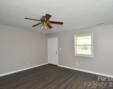 152 Glen Gar Drive - Photo Thumbnail 4