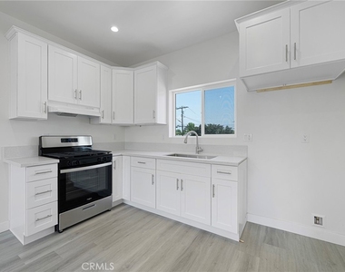 2425 Myrtle Avenue - Photo Thumbnail 2
