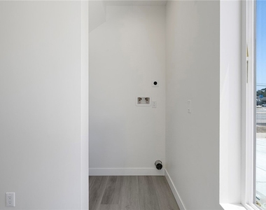 2423 Myrtle Ave - Photo Thumbnail 6