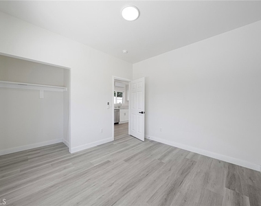 2423 Myrtle Ave - Photo Thumbnail 4
