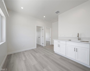 2423 Myrtle Ave - Photo Thumbnail 8