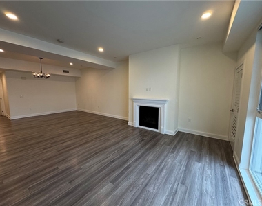 14934 Burbank Boulevard - Photo Thumbnail 4