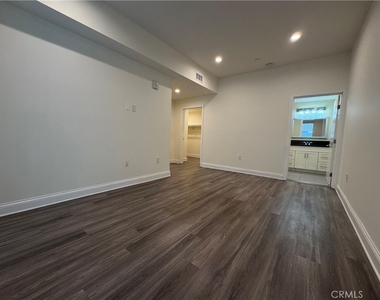 14934 Burbank Boulevard - Photo Thumbnail 15
