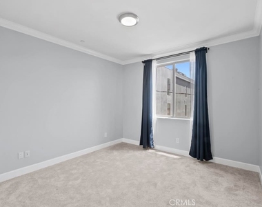 11280 La Maida Street - Photo Thumbnail 5