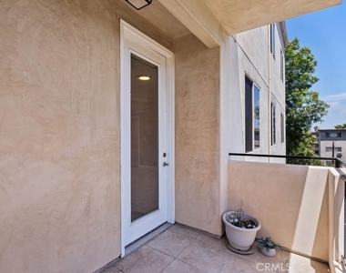 11280 La Maida Street - Photo Thumbnail 8