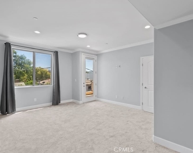 11280 La Maida Street - Photo Thumbnail 6