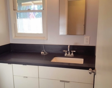 1209 1/2 East Central Avenue - Photo Thumbnail 6