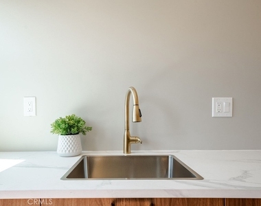 10 Esperanza Avenue - Photo Thumbnail 12